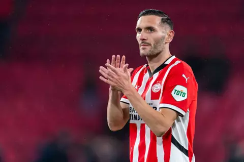 قبل أن يسجل هدفه الأول.. السل ينهي موسم لوكاس بيريز مع آيندهوفن